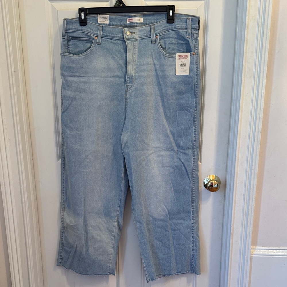 Signature by Levi Strauss Women's Light Blue Straight Leg Jeans. A-11